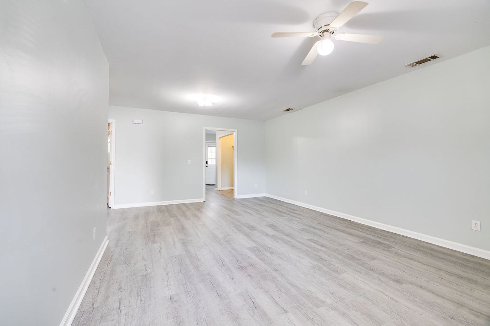 Charming 2BR Duplex with Spacious Yard in Springfield – photo 5