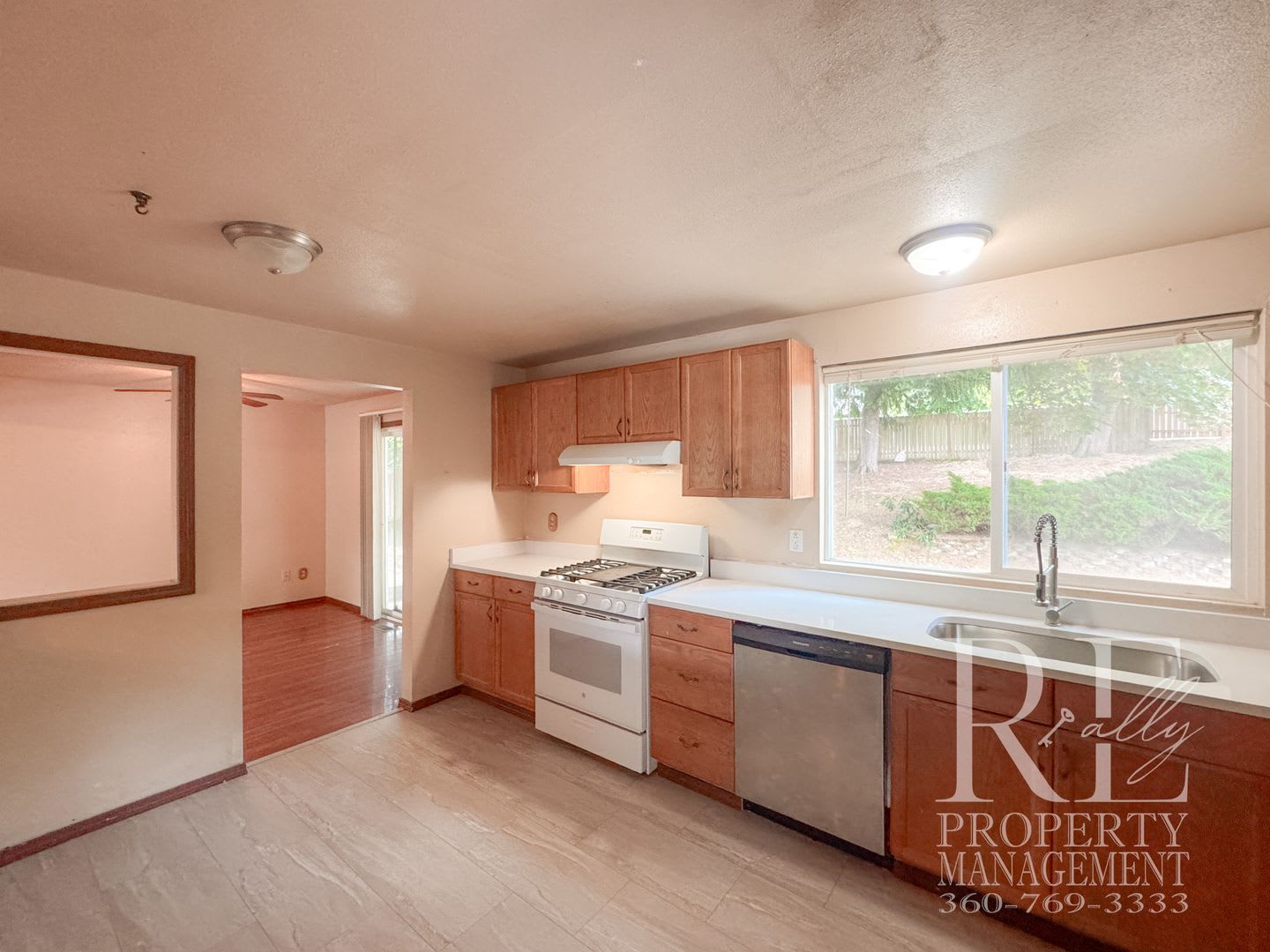 Cozy 4-Bedroom Home with Two Fireplaces, Fenced Backyard & 2-Car Garage – photo 5