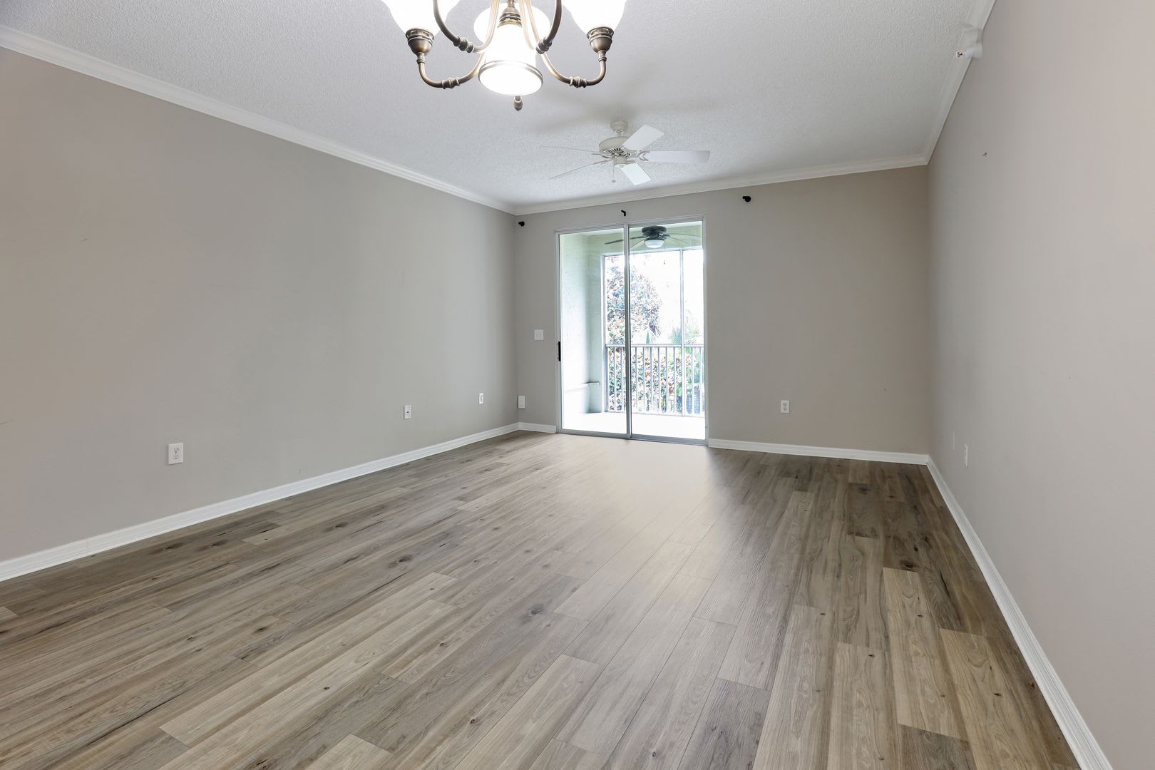 3bd/3bth In Las Palmas, Near UTC w/ Garage – photo 4