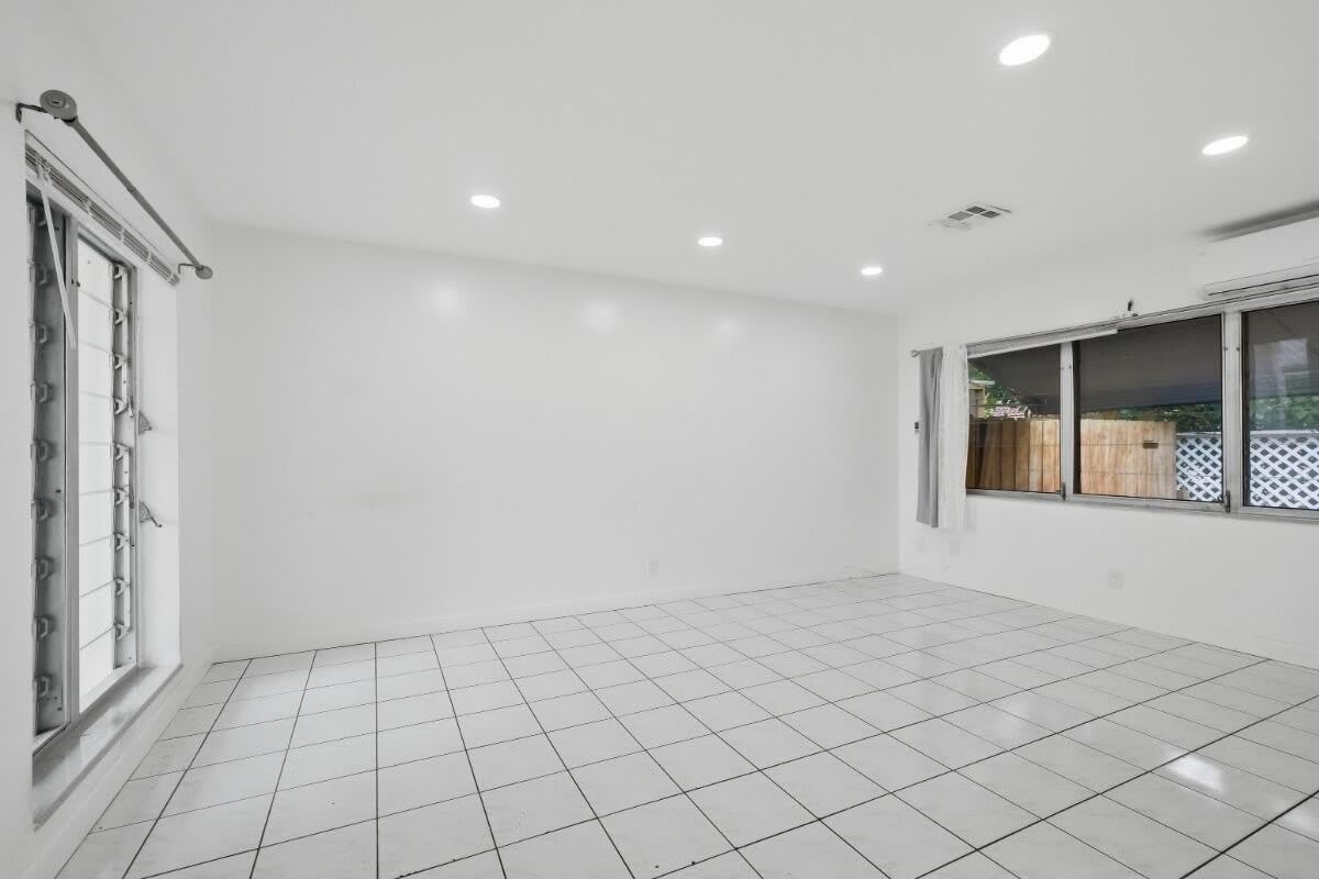 1201 N VICTORIA PARK Road – photo 2