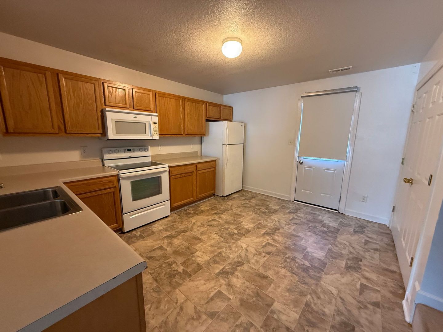 Nice 2 bedroom, 1.5 bath Townhouse – photo 2