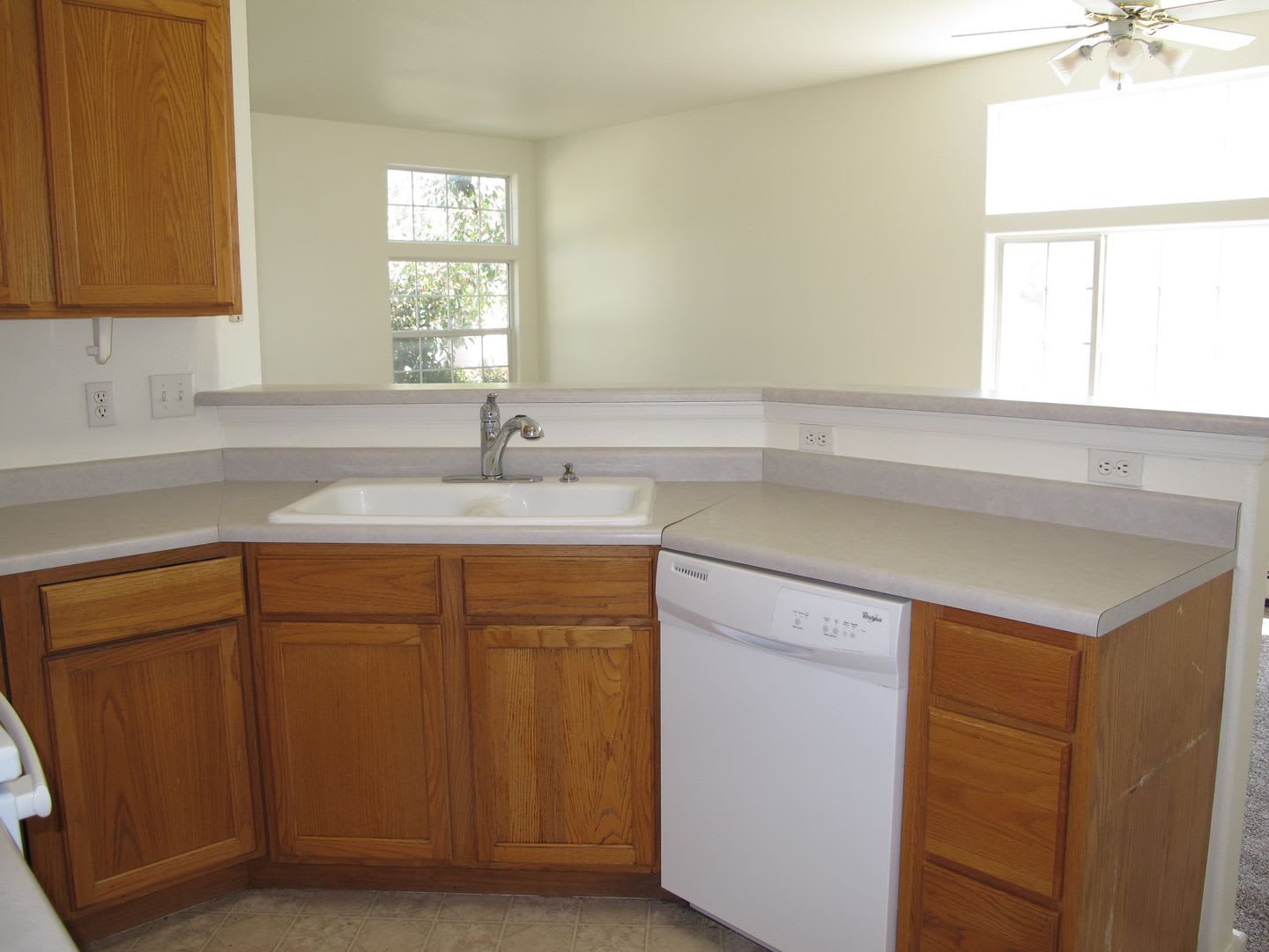 Bright detached townhouse. Available Now! – photo 5