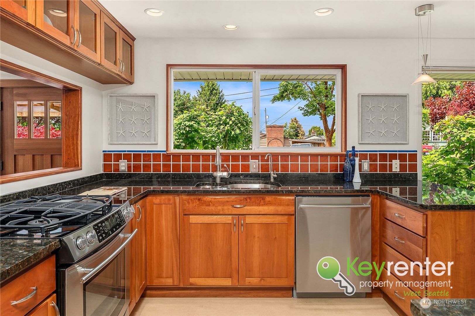Classic Seattle Charm with Fireplace, Studio & Private Yard – photo 4