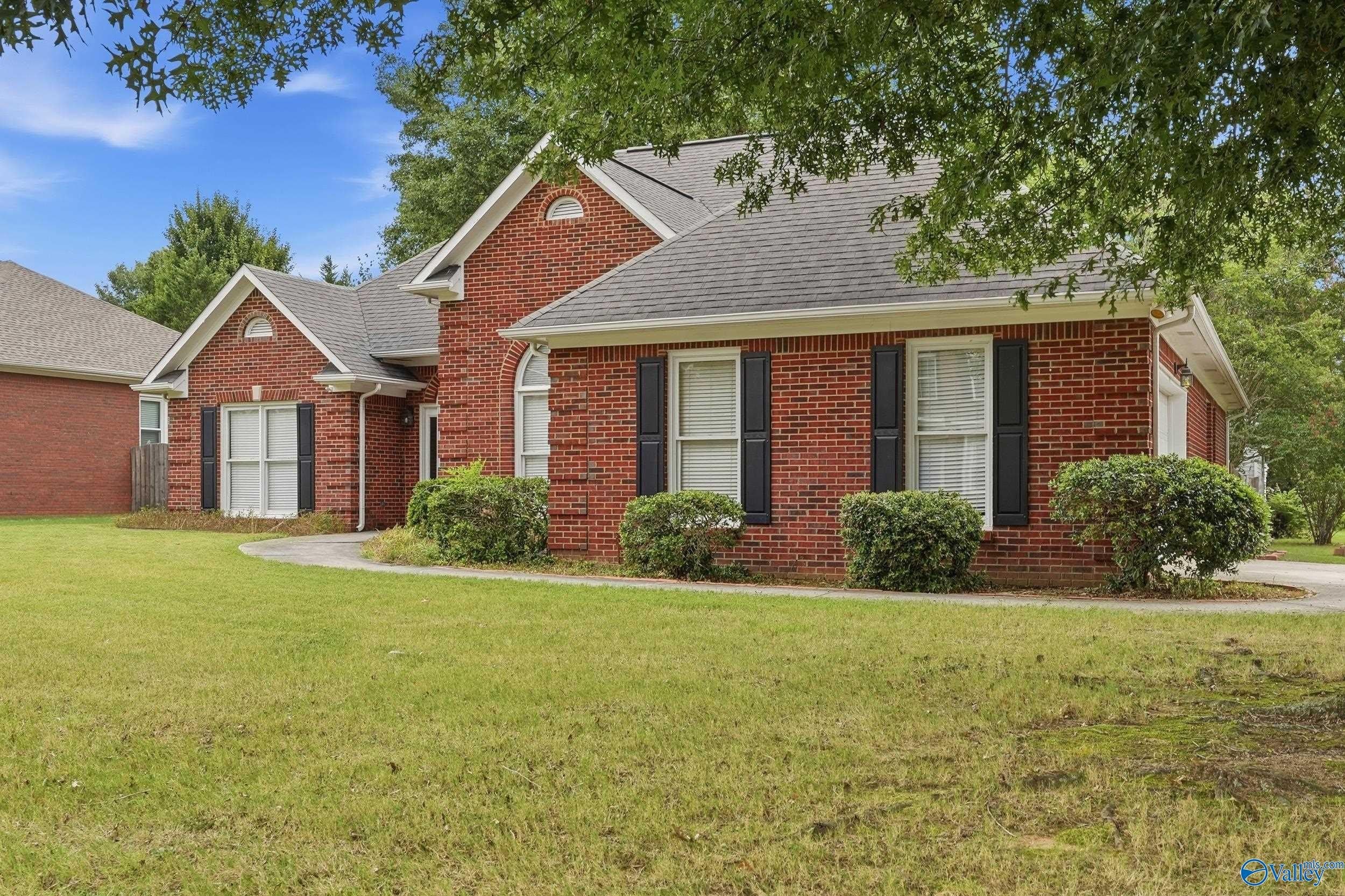 210 Pebble Brook Drive – photo 2