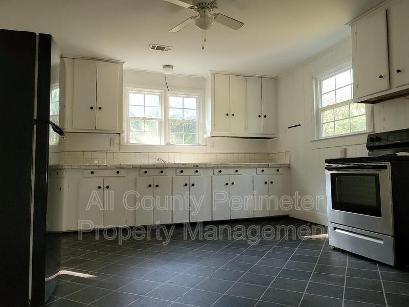 896 Dorothy St – photo 3