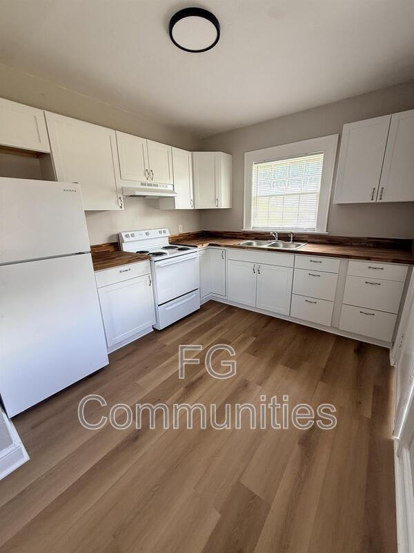 212 Main Ave E – photo 4