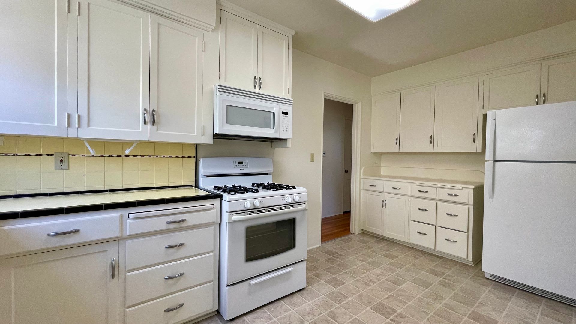 Single-Level 2-Bedroom 2-Bath House + Garage w/ Air Conditioning – photo 4