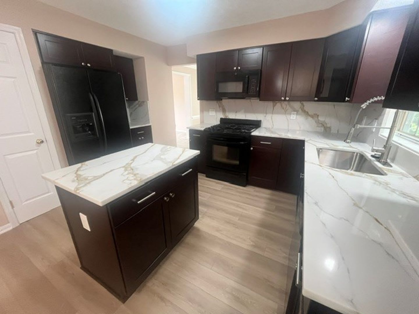 Spacious and Spectacular! 4 Bedroom home on gorgeous lot. – photo 4