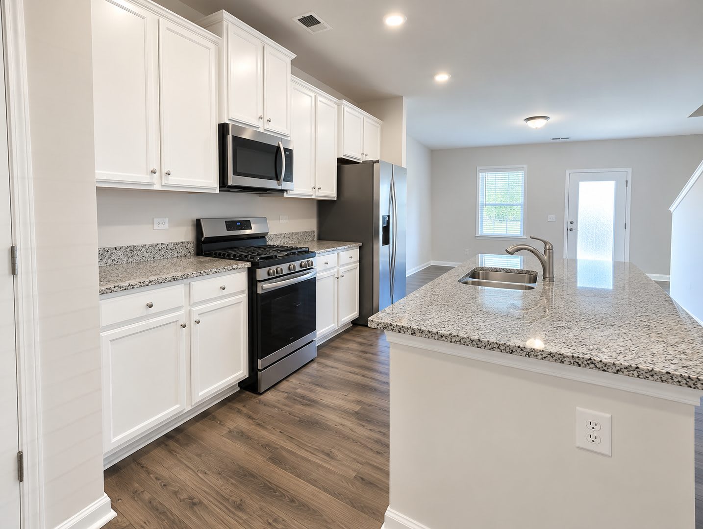 Spacious Townhome with Modern Finishes – photo 2