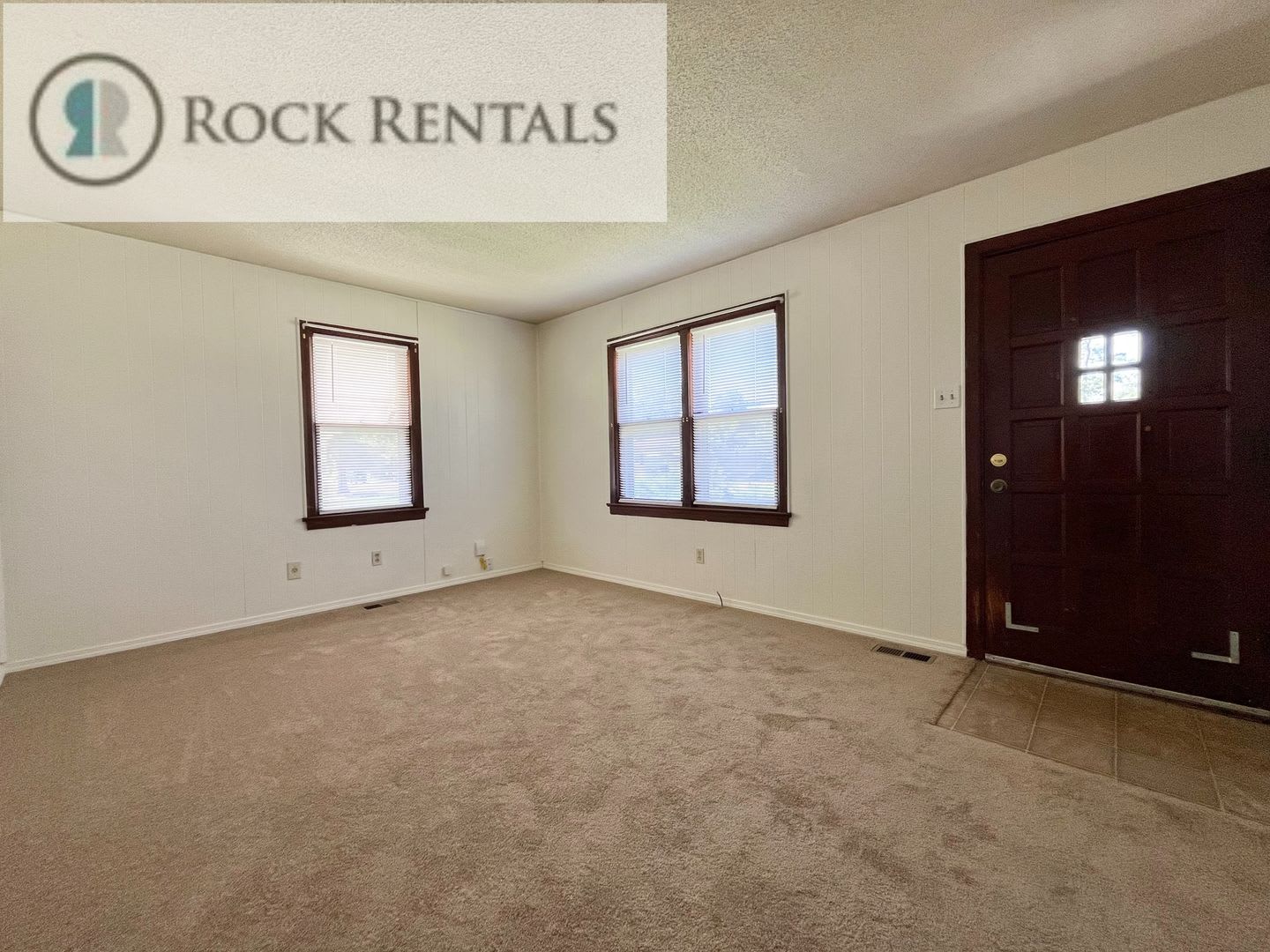 2 Bed 1 Bath House with Garage – photo 2