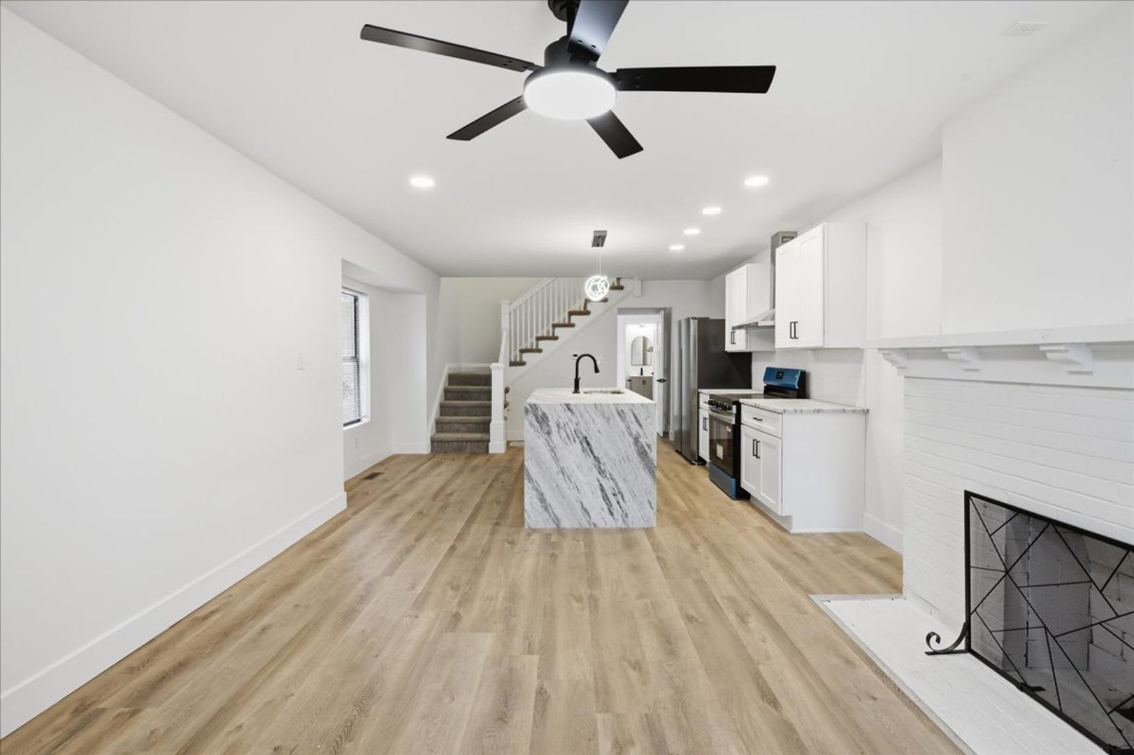 1036 N Parker Avenue 1 795 00 Mo Move In Special Sign A Lease By 7 30 And Receive A 250 Credit – photo 4
