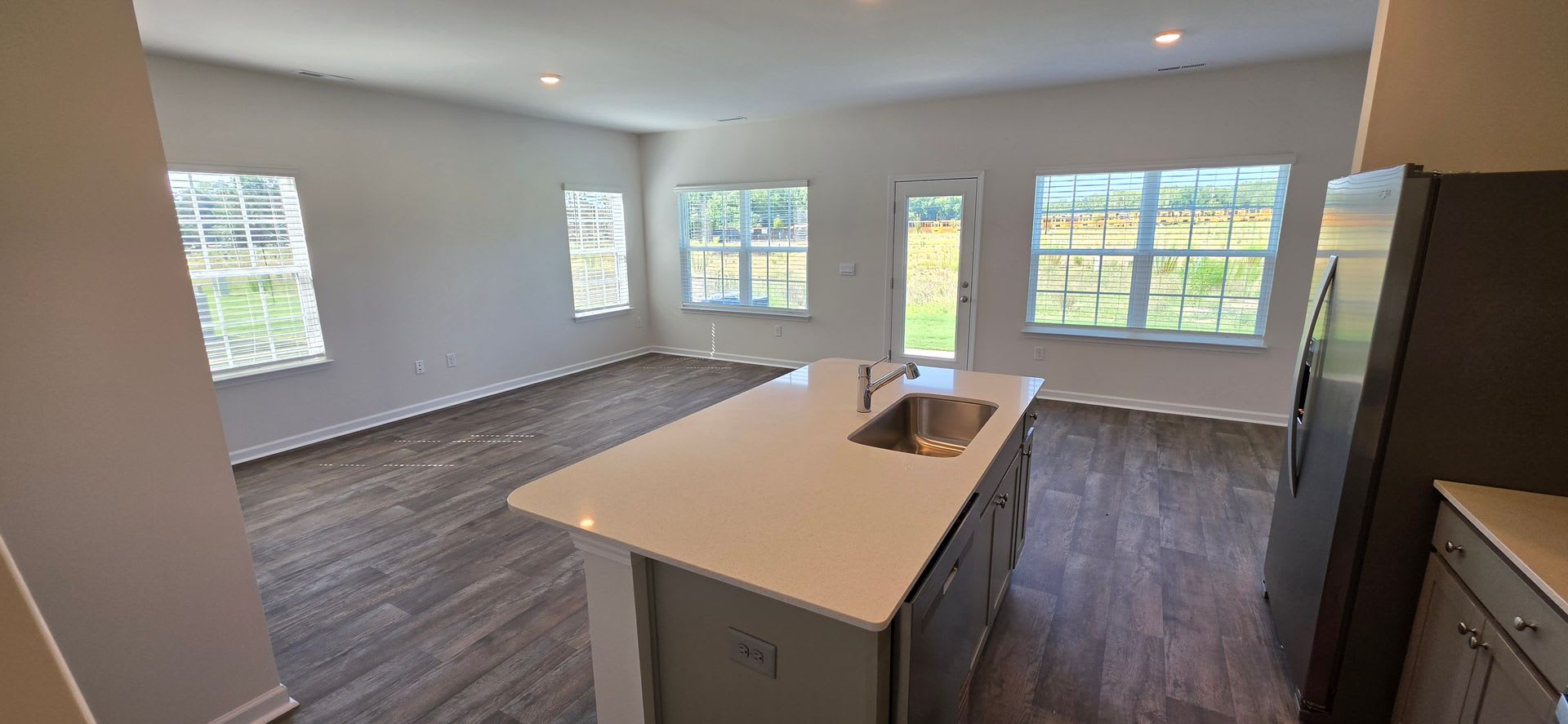 Beautiful New End-Unit 4BR Townhome for Military Tenant – photo 5