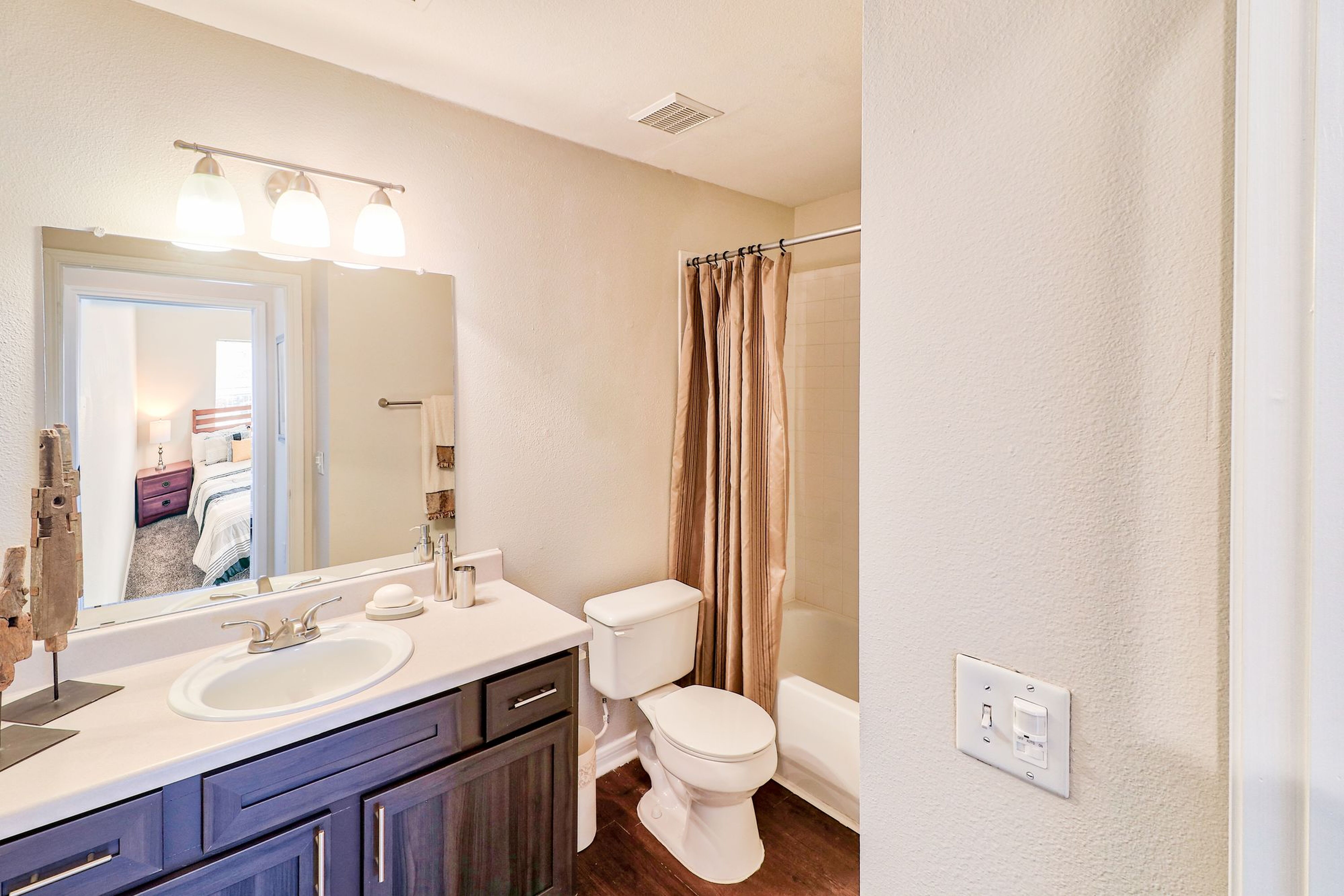Lakeline Apartments – photo 5