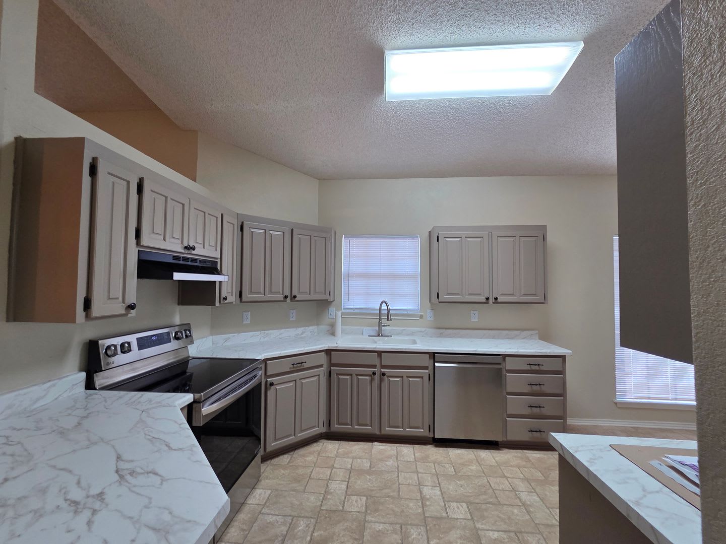 For Lease Great Location – photo 5