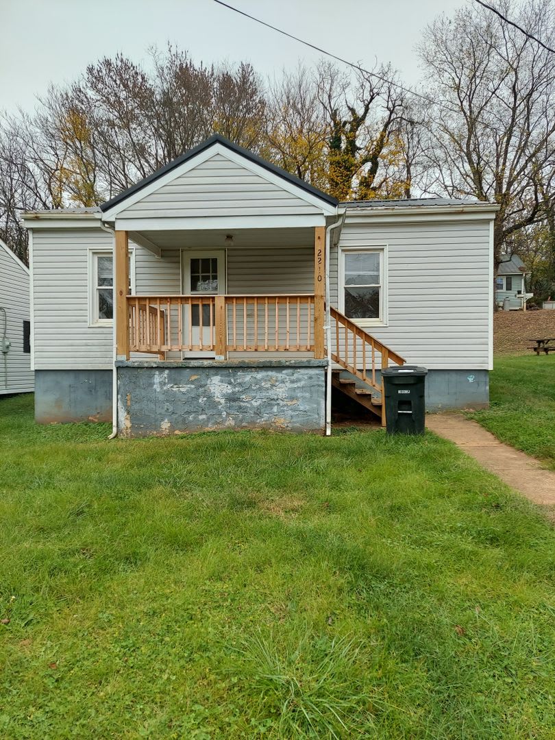 Nice Two Bedroom House Cozy two bedroom house off of Campbell Avenue! – photo 2