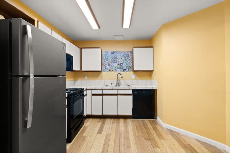 1126 W Elliot Rd – photo 4
