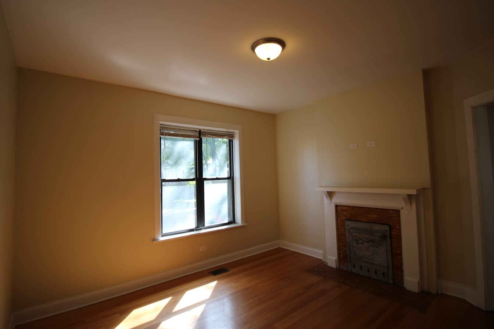 2410 W Winnemac Ave – photo 2