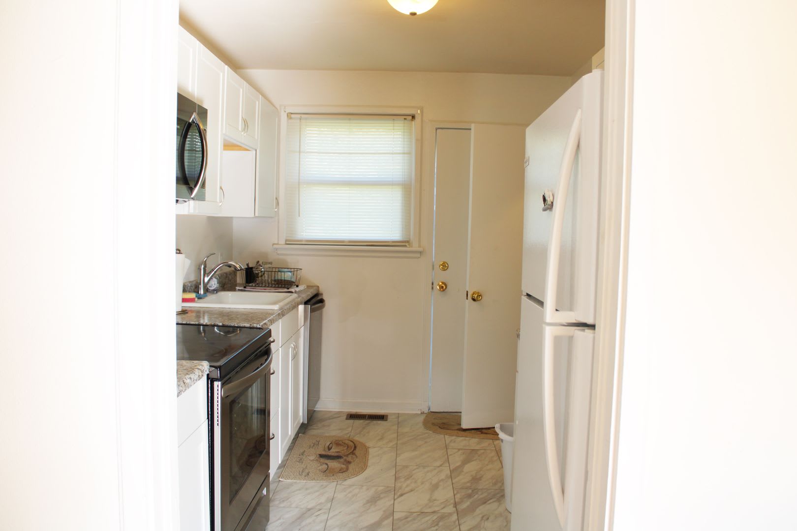 Renovated Sapphire Manor Condo – photo 4