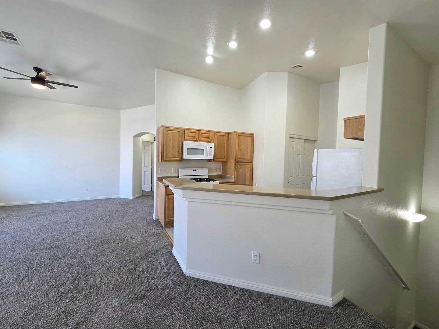 Beautiful 2 Bedroom Townhouse in Arlington Ranch – photo 4