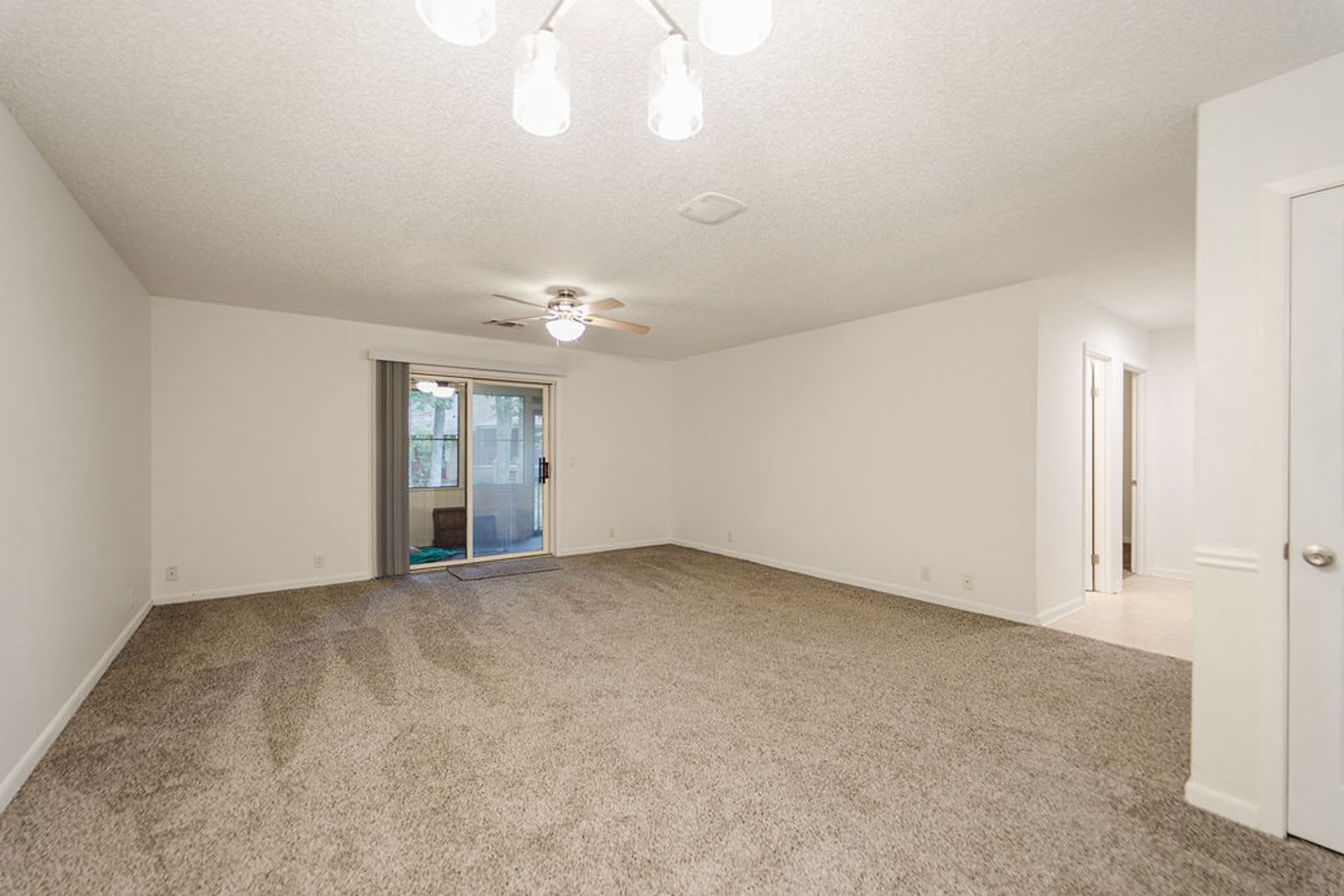 Charming 3 Bedroom 2 Bathroom Located In The Picturesque Hot Springs Village Nearby The Coronado Center – photo 3
