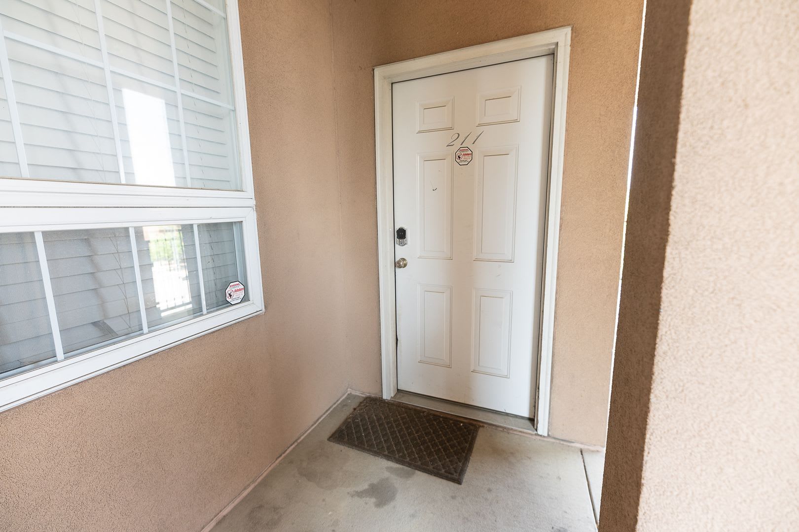 Spacious 2BR Apartment in the Heart of Downtown with Private Garage Parking – photo 4