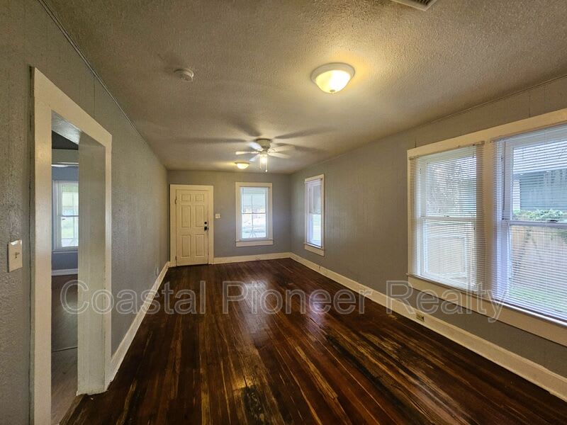 1212 E 32nd Ave. – photo 4
