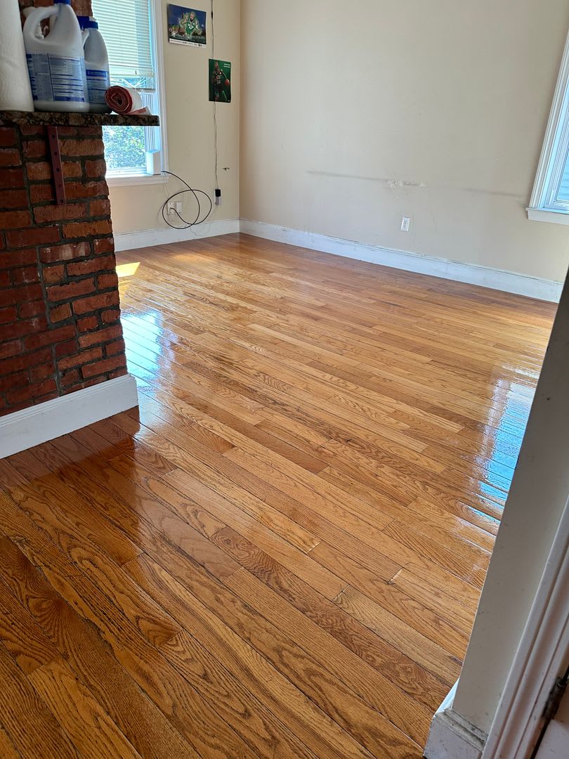 3bed unit in Roxbury is available on 9/1 – photo 1