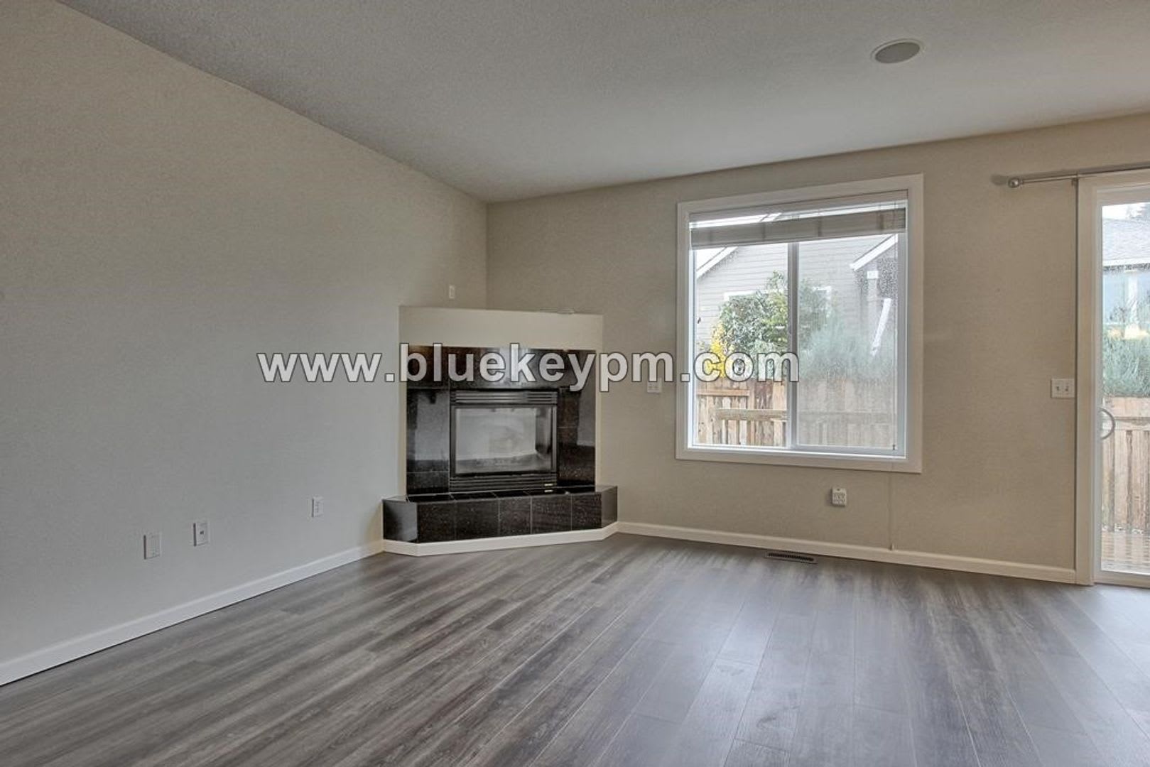 4 Bed 2 5 Baths Home With Primary Suite On Main Floor In Ridgefield – photo 4