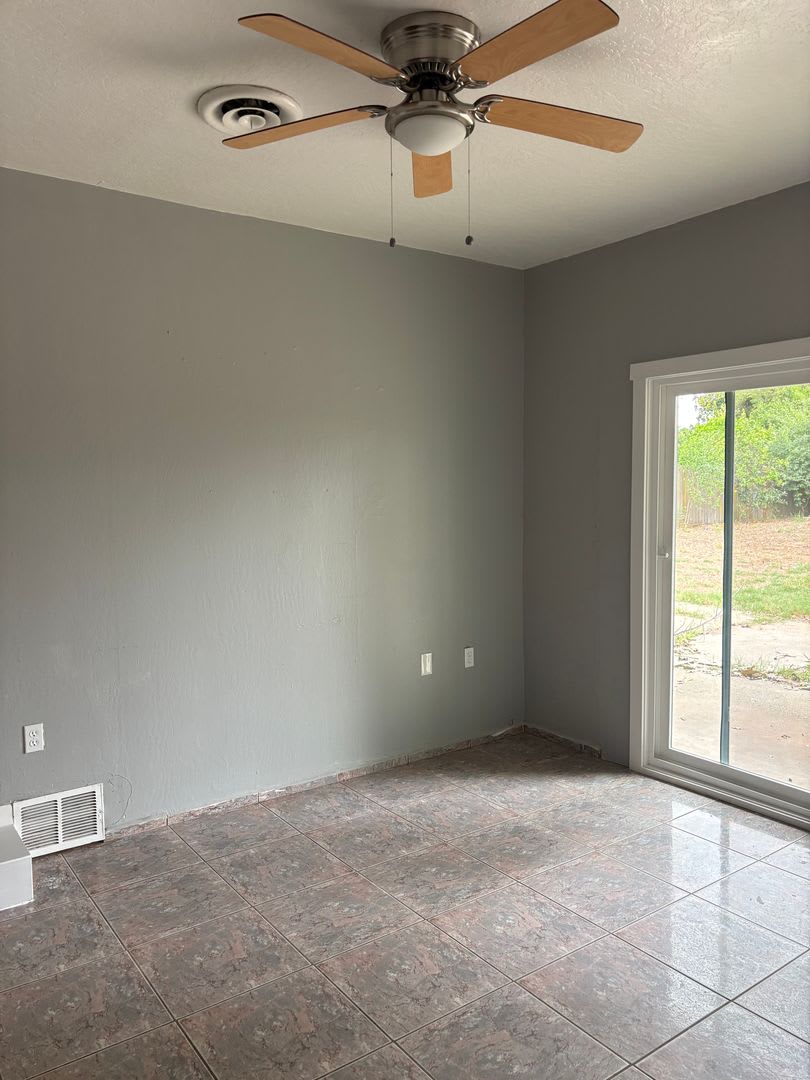 4 B/D 2 BA Home in Gridley AVAILABLE NOW! – photo 3