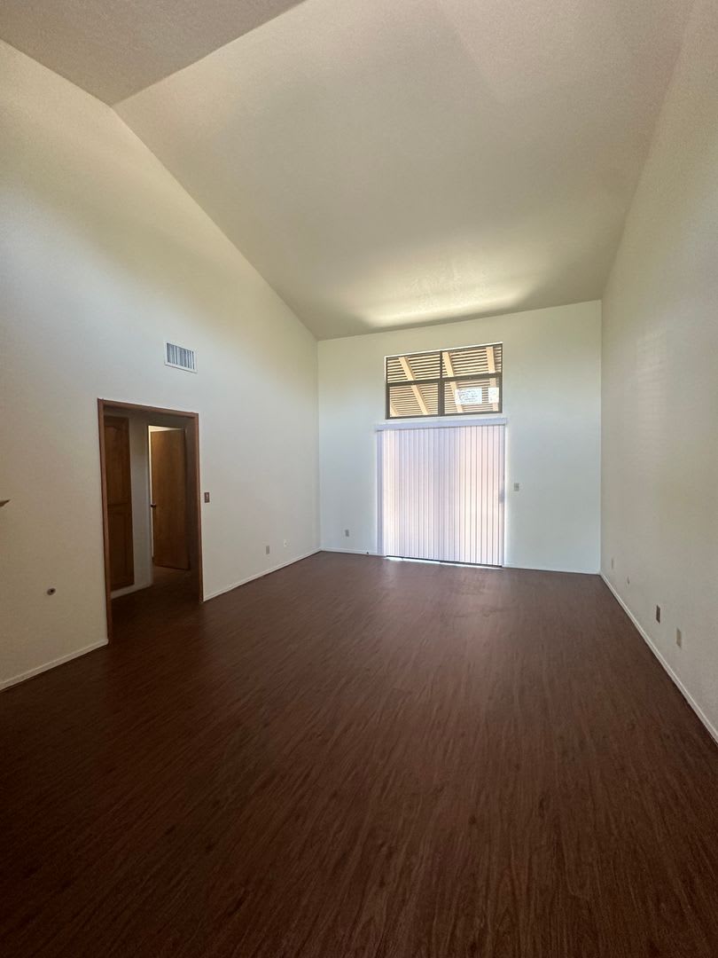Clean condo centrally located in Visalia with new flooring and paint! – photo 5