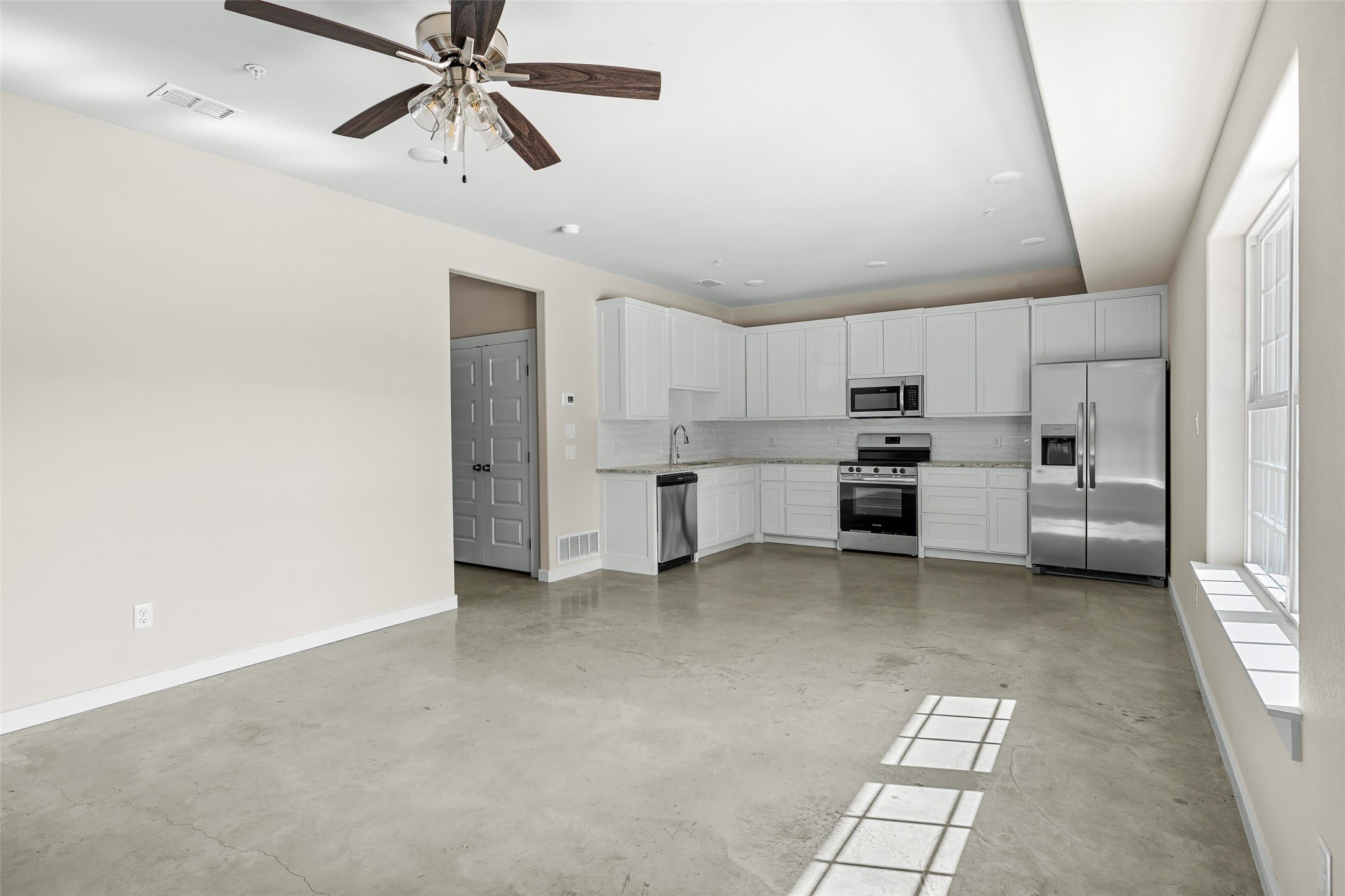 2290 W Tarleton Street – photo 2