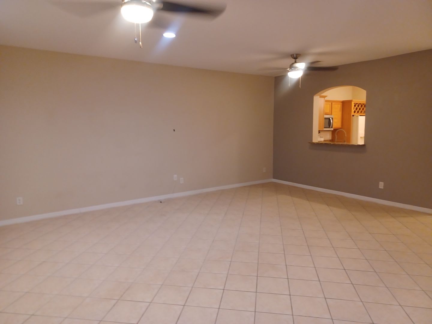 Townhouse with Amenities Galore: 3 BR / 2.5 Bath In The Colonnade Community – photo 5