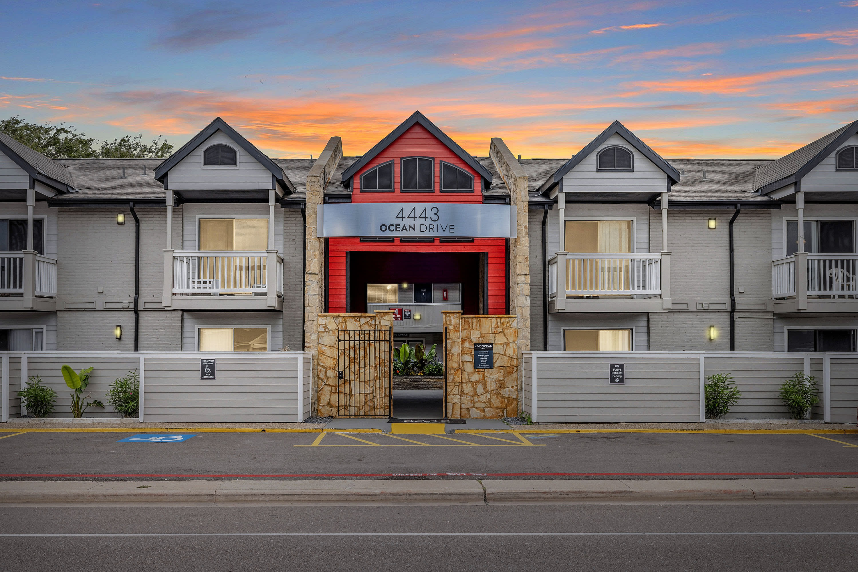 4443 Ocean Drive – photo 2