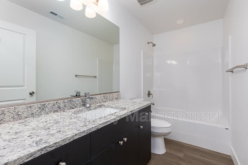 452 S 40th Ave. – photo 3