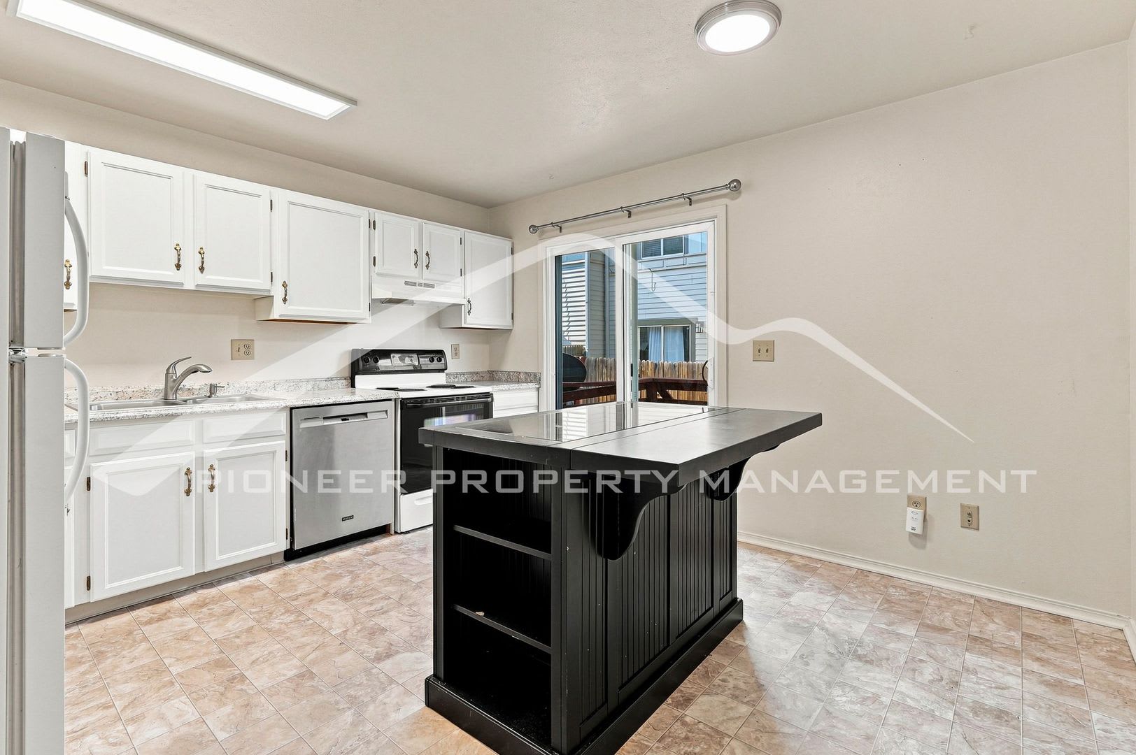 Spacious Townhouse with Central AC and Washer/Dryer – photo 5
