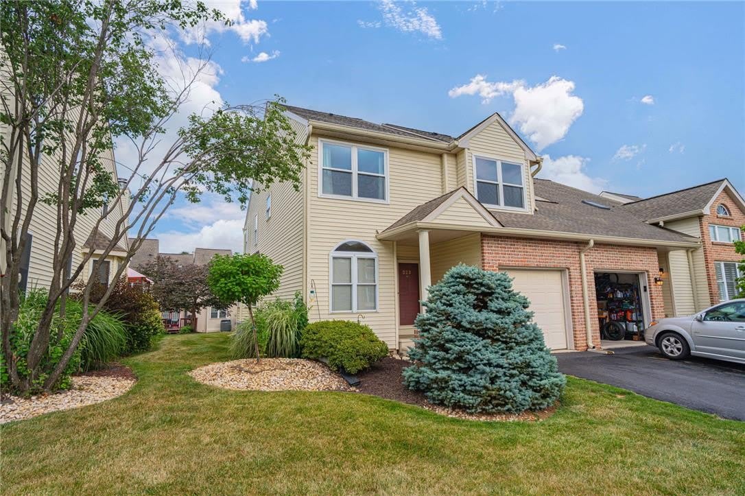 323 Surrey Place – photo 2