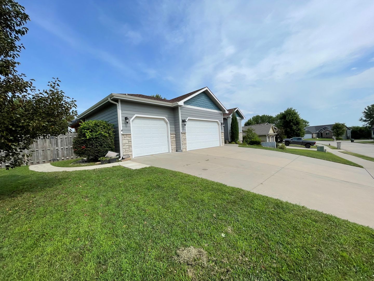 Fantastic Family Home Great Location 3 Car Garage – photo 3