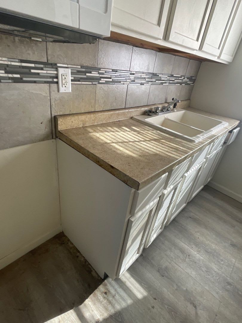 Cute 3 bed 1 bath with detached Garage – photo 3