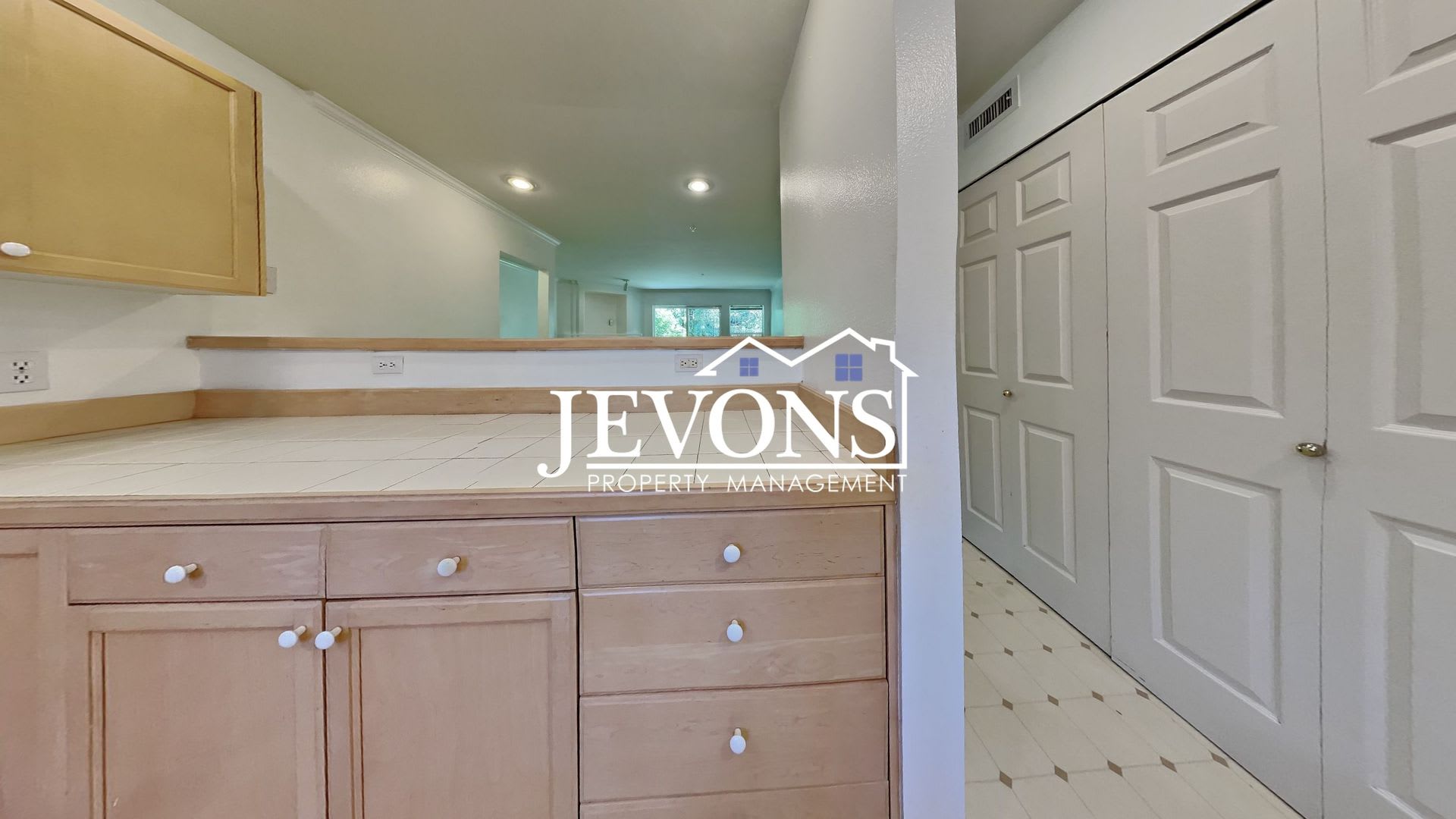 Condo With Swimming Pool And Private Enclosed 1 Car Garage In Klahanie Neighborhood – photo 4