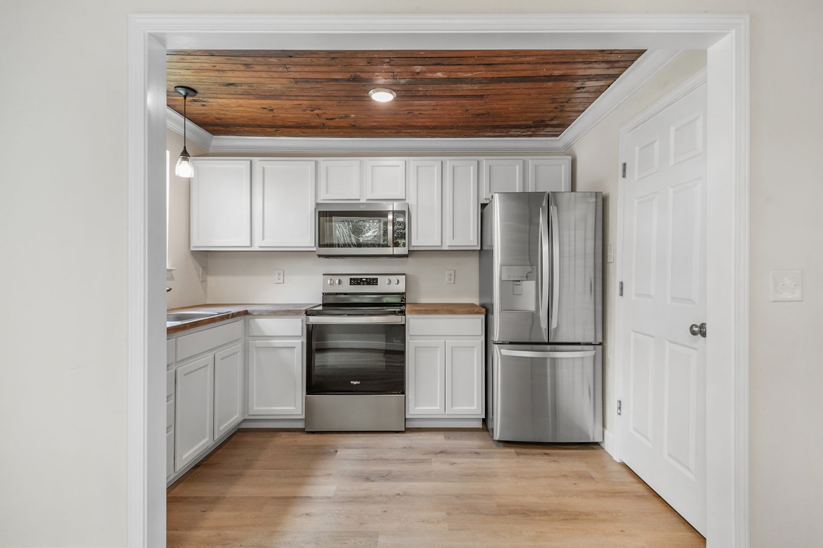 1/2 OFF FIRST MONTH’S RENT + WAIVED APPLICATION FEES! – photo 5