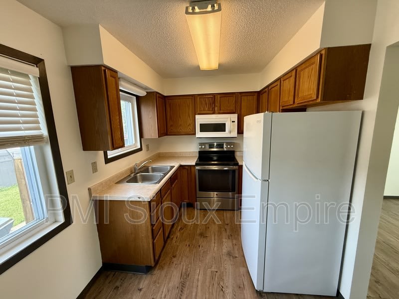 614 E 6th St – photo 5