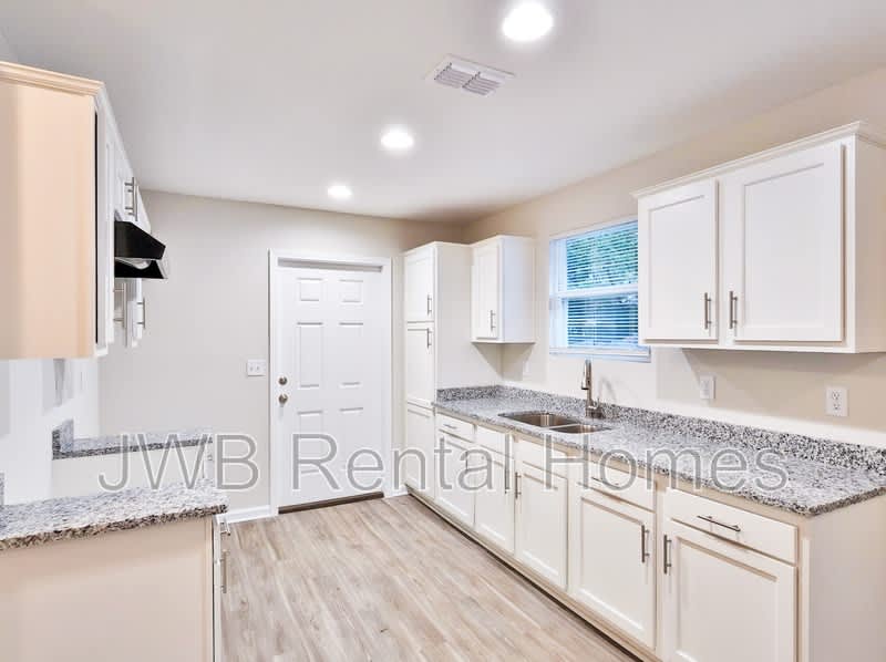 1427 23rd St W – photo 2
