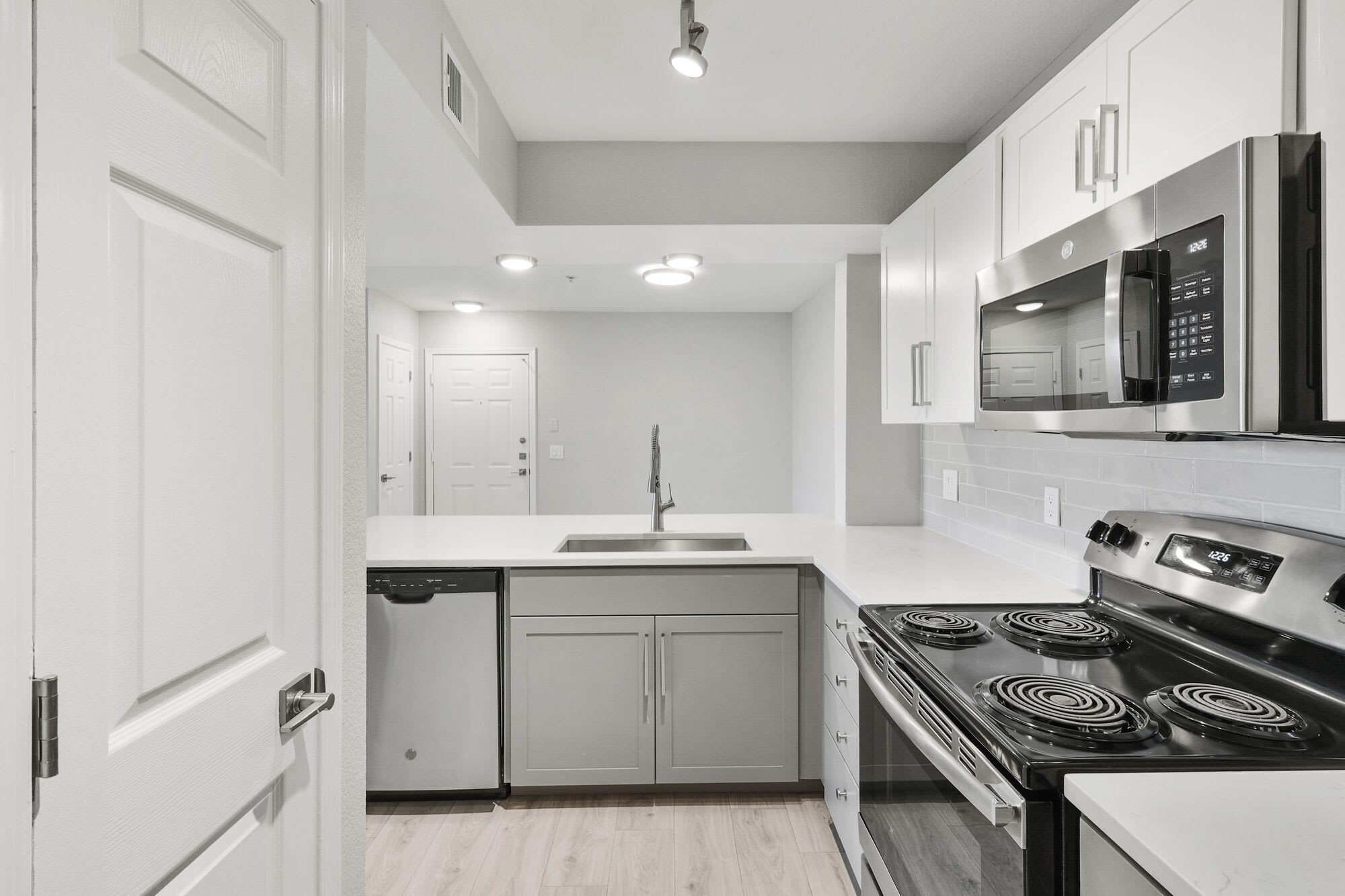 Lennox luxury living – photo 2
