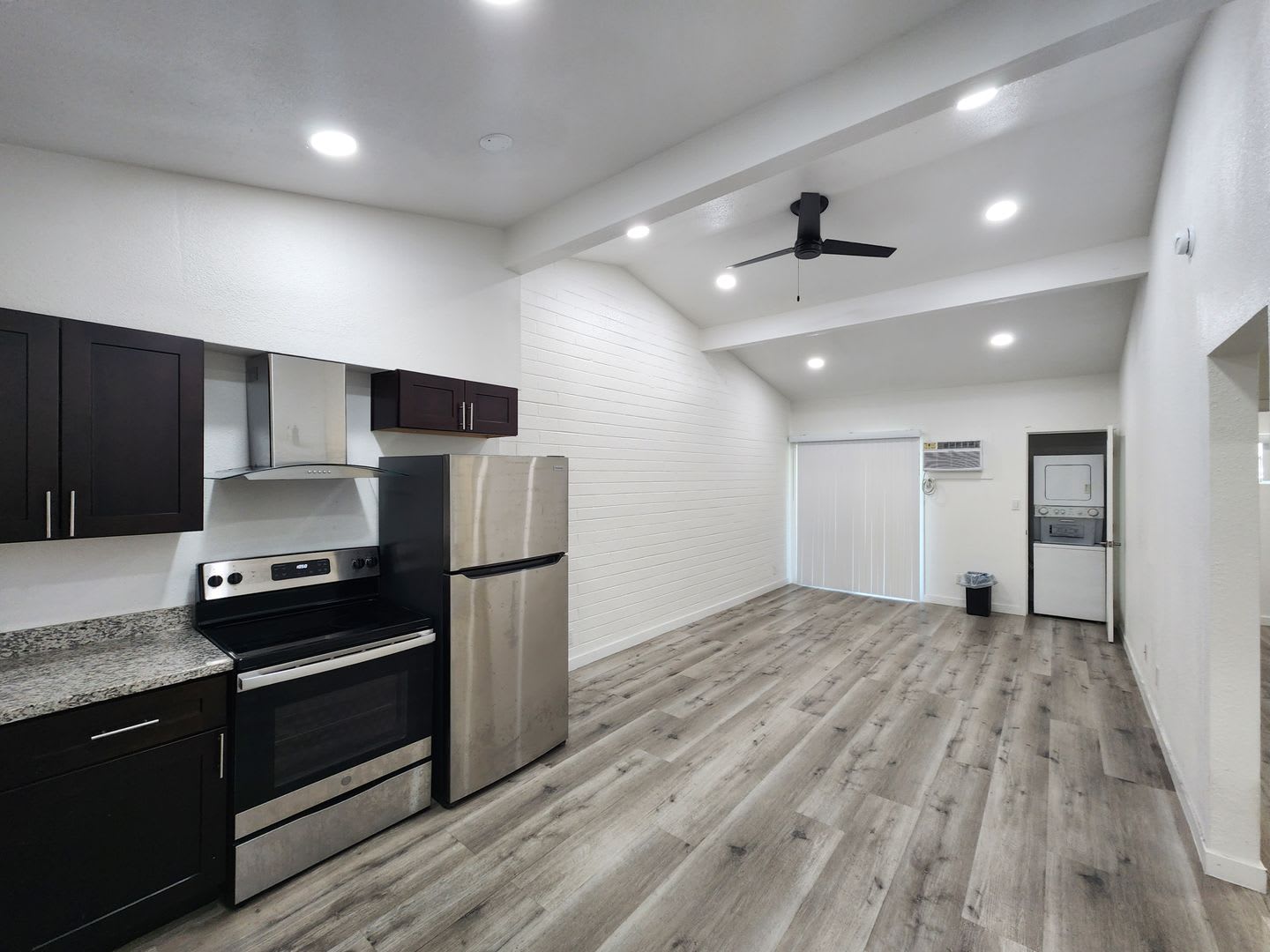 211 S 13th St Unit 04 – photo 2