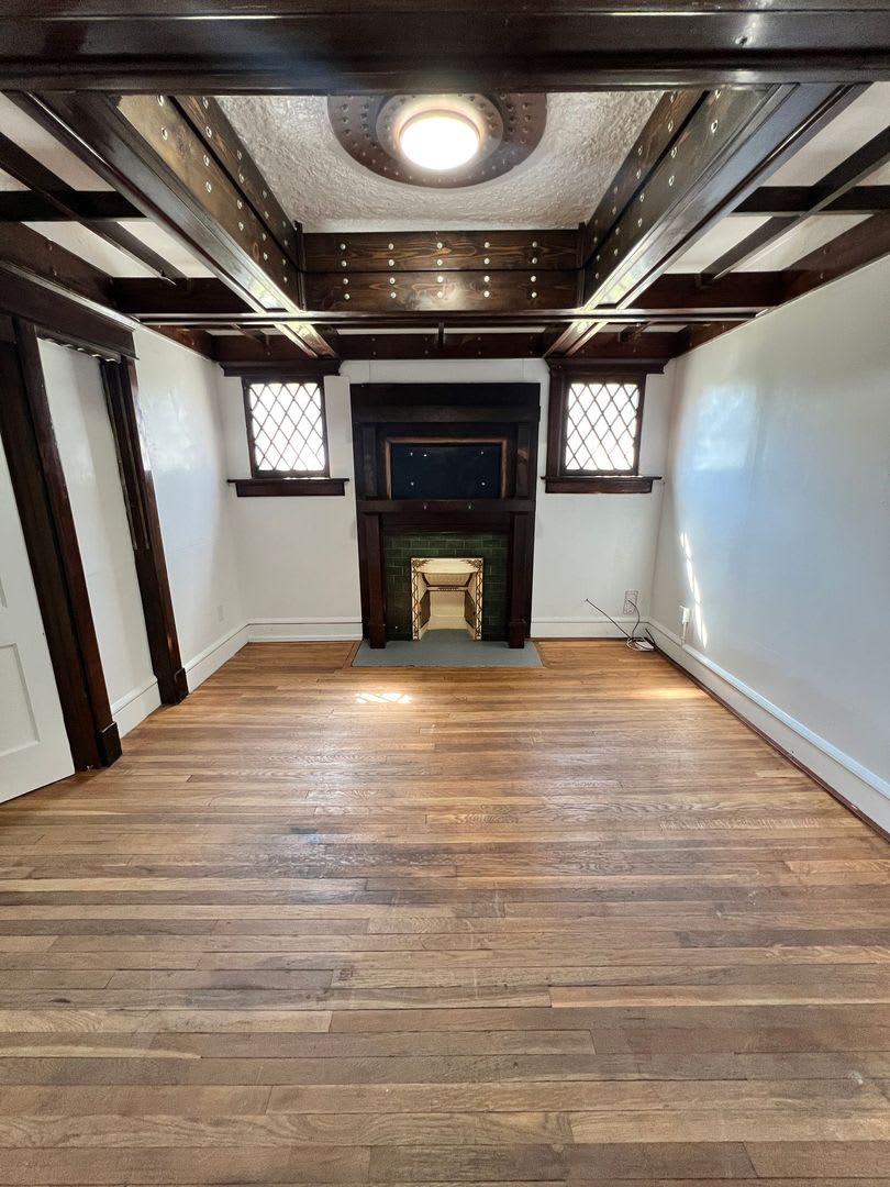Stylish 2-Bedroom Unit Featuring Decorative Fireplace – photo 3