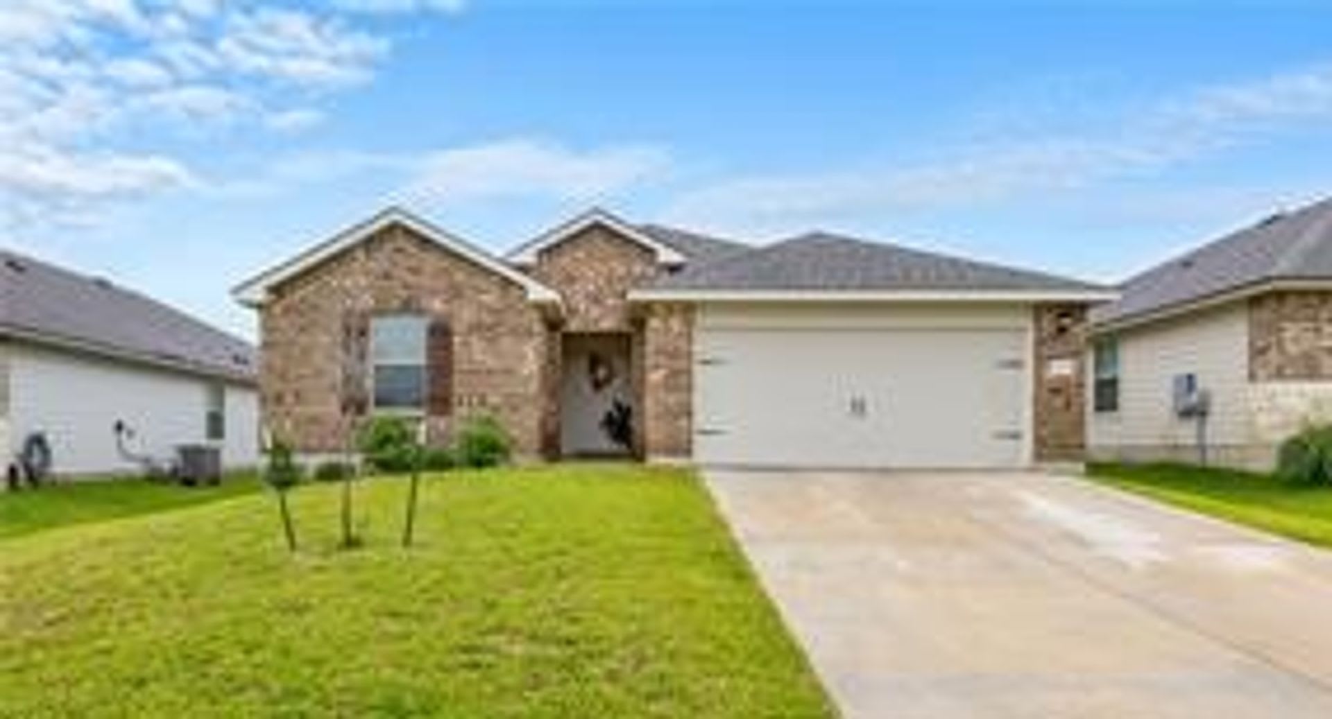 LAKE POINTE TERRACE! 4-bedroom 2-bathroom house! $500 Off!! – photo 1