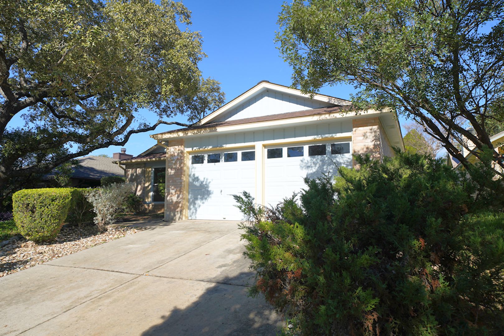 Impeccably Maintained 2/1 Now Available in San Antonio Realtor Commission: $400 – photo 5