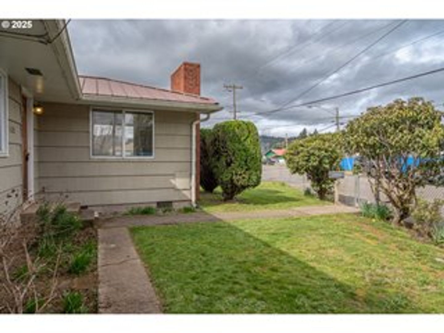 Charming 3 Bdrm 1 Bath House Across The Street From Myrtle Crest Elementary – photo 3