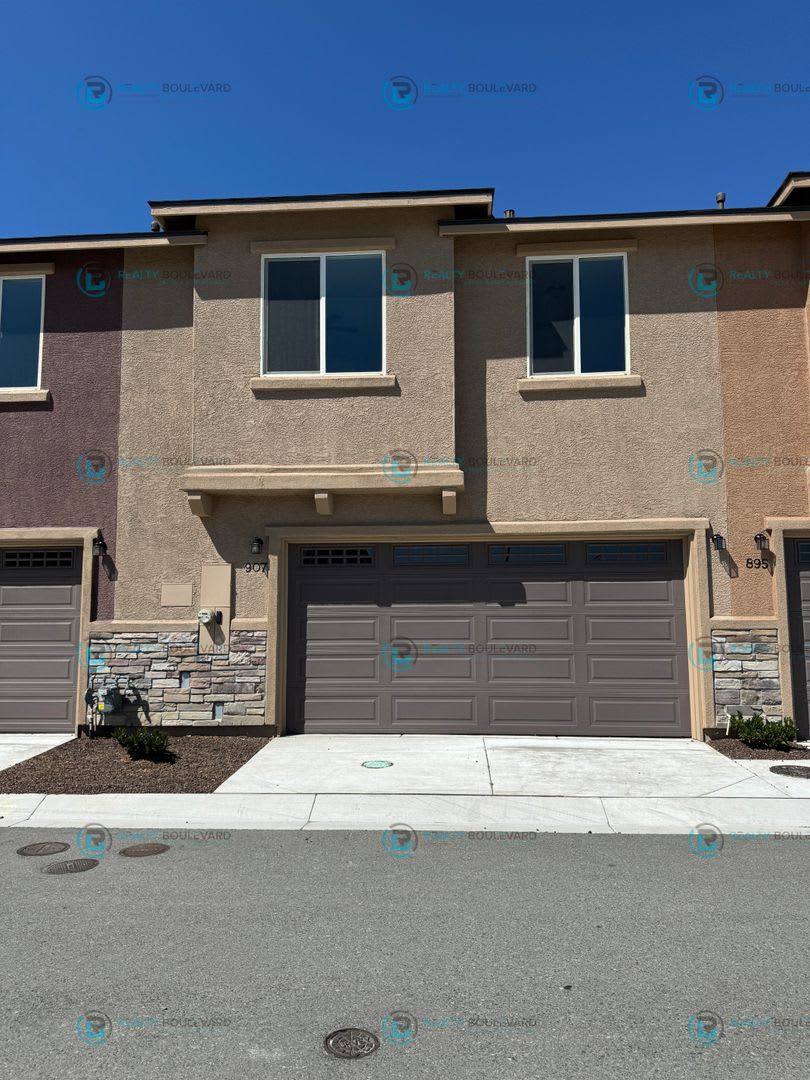 Luxury and Convenience: Fully Equipped 3-Bedroom 2.5 Bathroom 2 car garage Condo in Carson City – photo 4