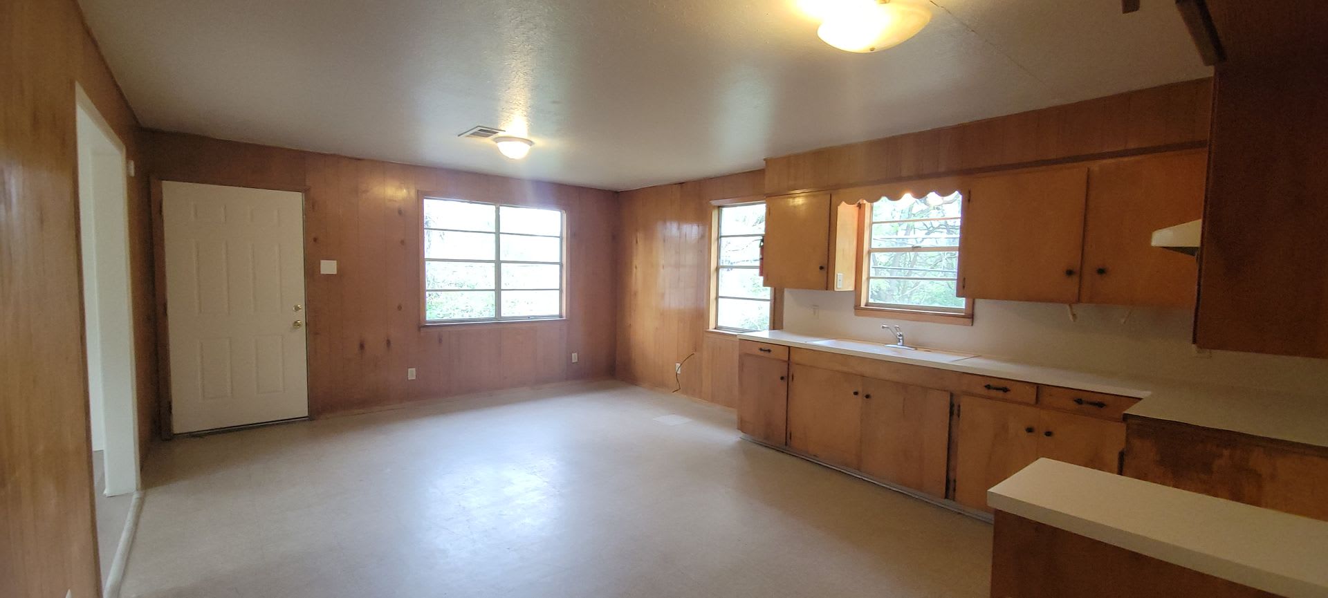 Huge 3 bedroom/1 bath upstairs apartment with Central Air& Heat, Water, Gas Range and Refrigerator! – photo 5